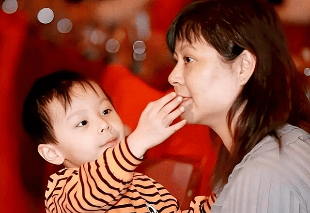 唐国强带妻子会友，夫妻年龄差距明显，壮丽身材丰腴但还是很漂亮（组图） - 7