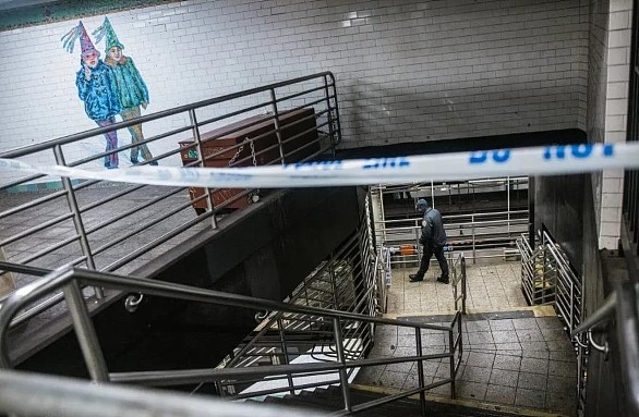 纽约华裔女子地铁站被推下铁轨骨折重伤（图） - 1