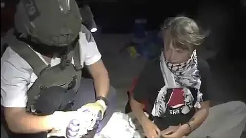 画面曝光：以军突袭加沙援助船队，“环保少女”等两百余人被扣押，44艘船只被拦截13艘（组图） - 1
