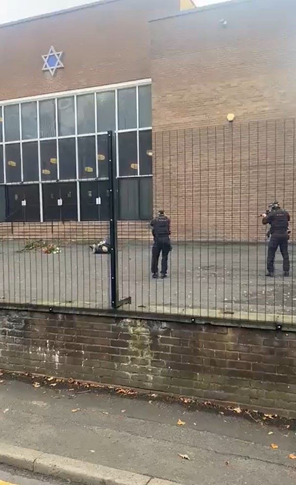 2死3伤！英国犹太教堂外疑犯驾车撞人再持刀袭击，警开枪击中疑犯（视频/组图） - 2
