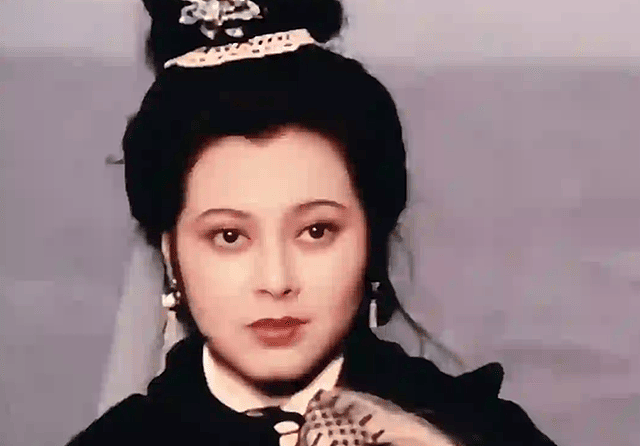 唐国强带妻子会友，夫妻年龄差距明显，壮丽身材丰腴但还是很漂亮（组图） - 6