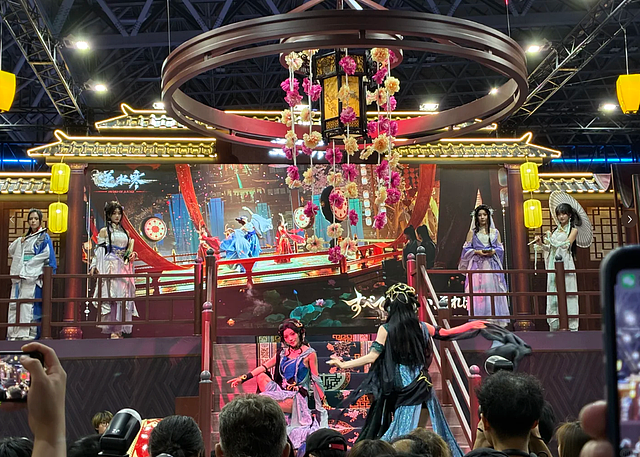 千万粉网红“斜眼狗”火出国门,穿女仆装抛媚眼,老外直呼顶不住(组图) - 4