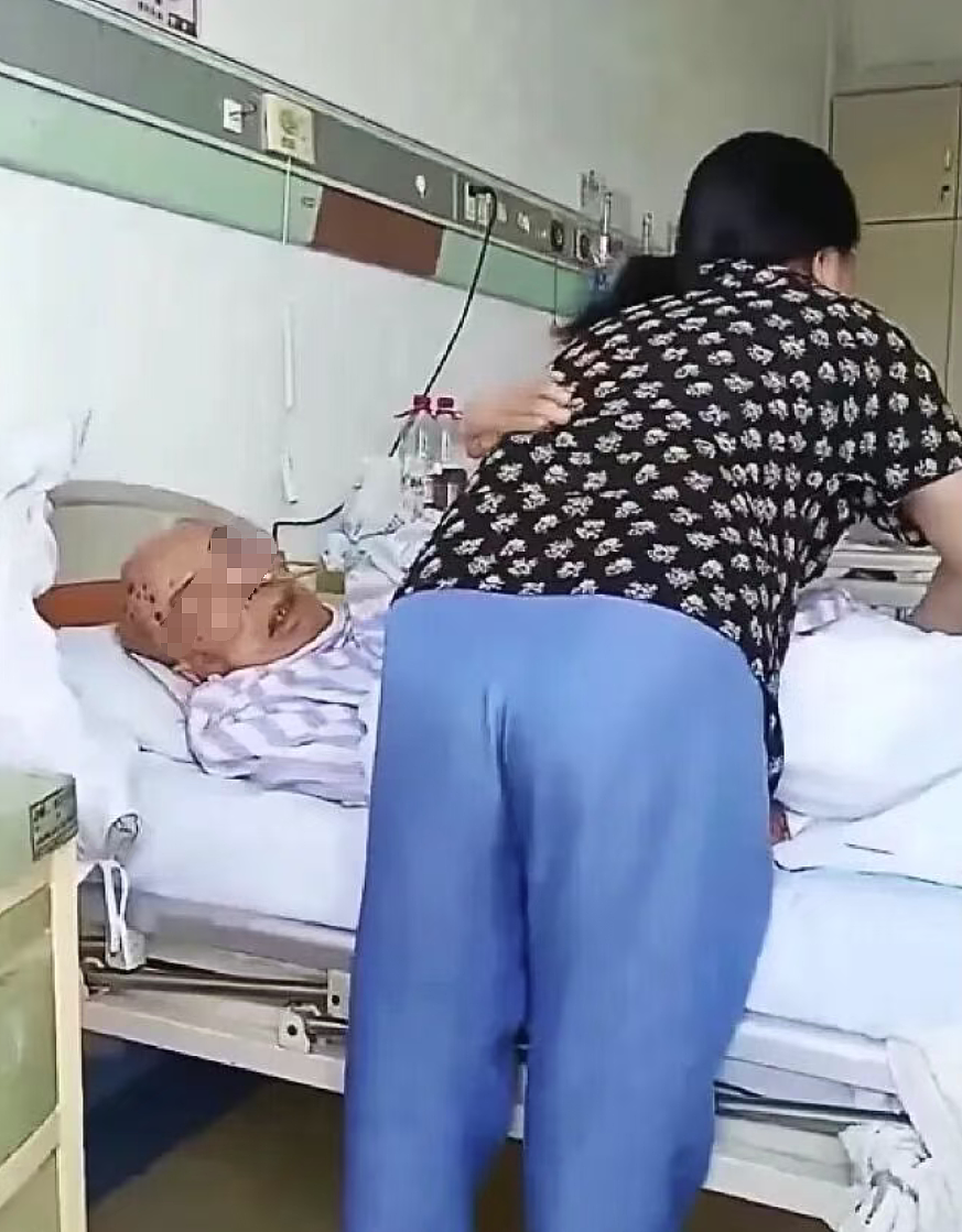 大龄老头重病还坚持扒女护工衣服,1分钟视频疯传这表情太欠打!(视频/组图) - 5