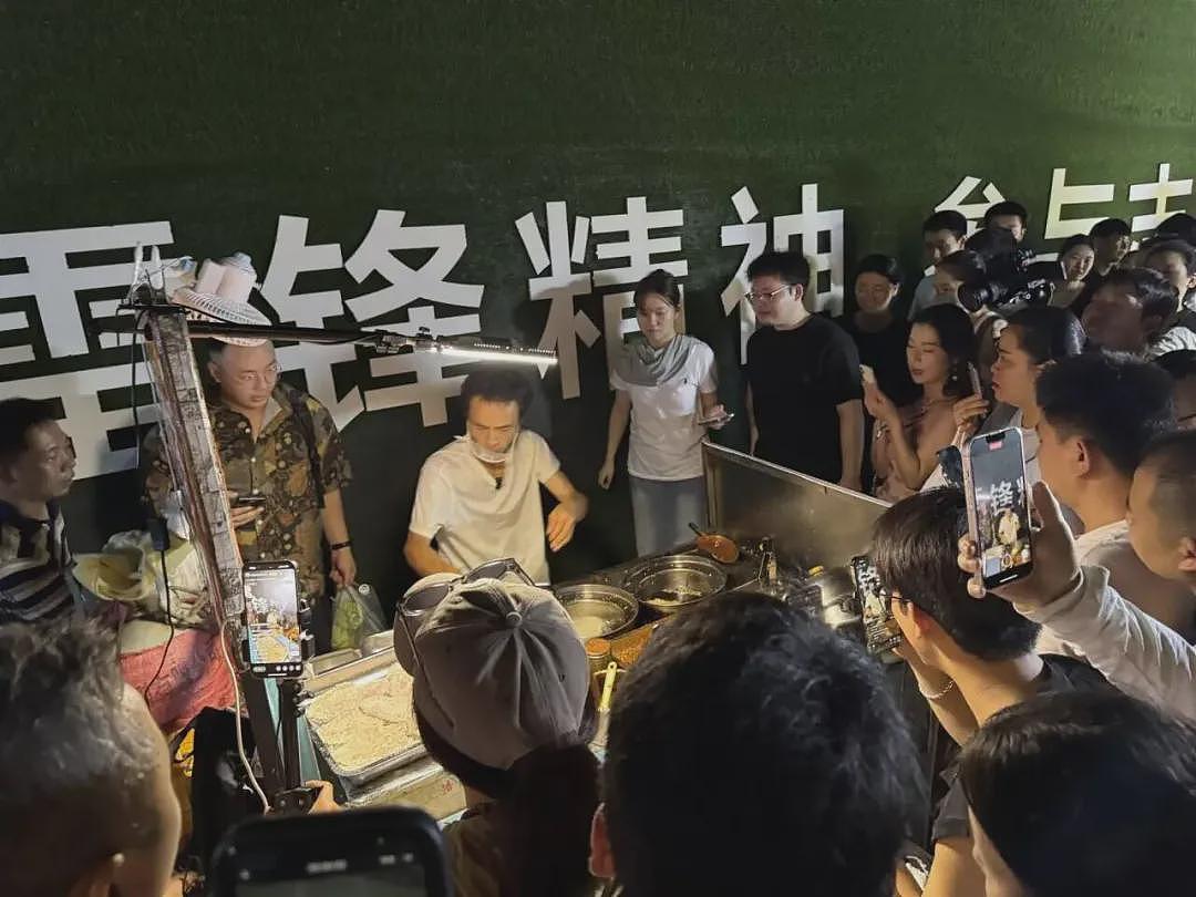 突然爆火！女明星也模仿他？“鸡排哥”成国庆最“忙”的人！有人从上海赶去“追星”：排队3个星期也愿意（组图） - 1