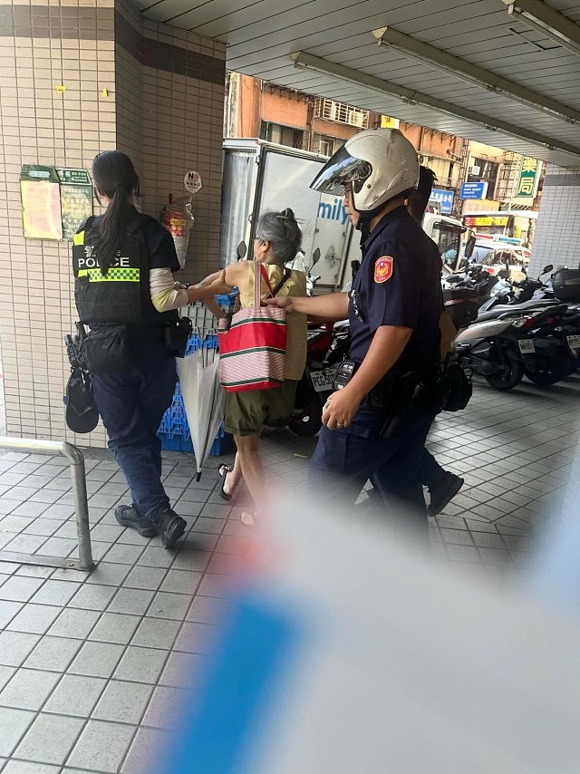 台湾地铁穿裙男踹野蛮阿婆被叫好！阿婆竟是通缉犯（视频/组图） - 1