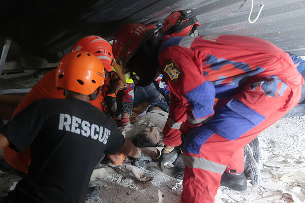 印尼学校坍塌2天！至少3人死亡，91学生仍下落不明（视频/组图） - 1