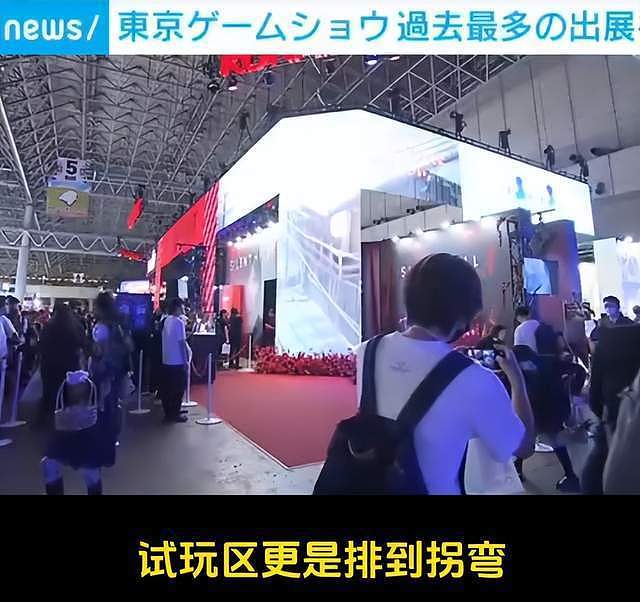 千万粉网红“斜眼狗”火出国门,穿女仆装抛媚眼,老外直呼顶不住(组图) - 8