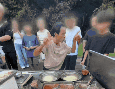 “鸡排哥”和家人国庆要出10个摊位，景德镇连夜招十多名大学生上任“鸡排保镖”，学校回应：系当志愿者（组图） - 1