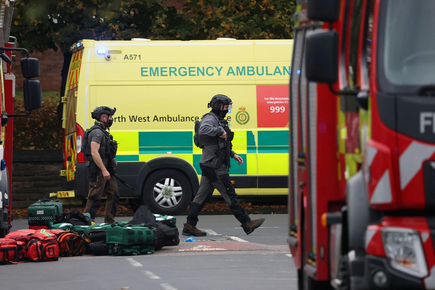 2死3伤！英国犹太教堂外疑犯驾车撞人再持刀袭击，警开枪击中疑犯（视频/组图） - 3