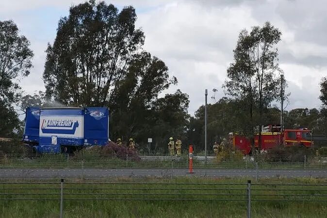 墨尔本凌晨高速致命撞车 三卡车相撞火光冲天 一司机身亡损失高达百万澳元（组图） - 1
