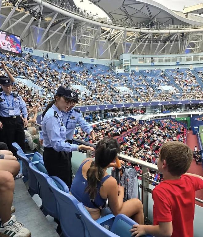 愤怒！女球迷挑衅细节曝光：朝警方吐口水+亮护照，不说中国话（组图） - 1
