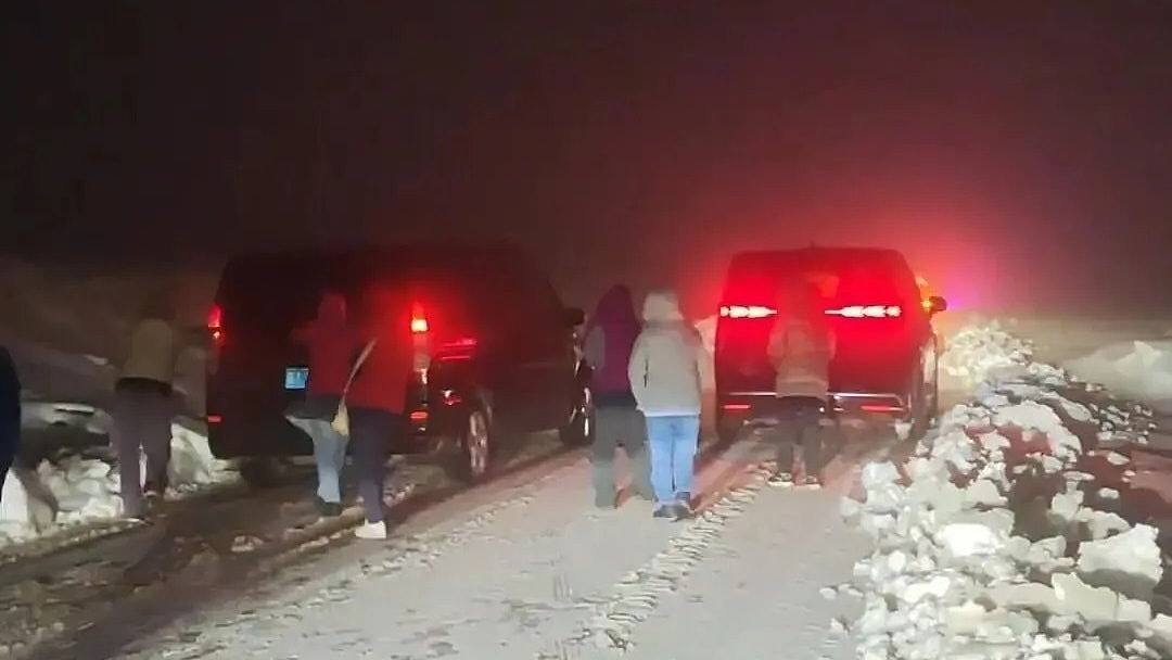 新疆、西藏等地突降大雪!积雪没过脚踝,路面结冰过百辆车被困(组图) - 1