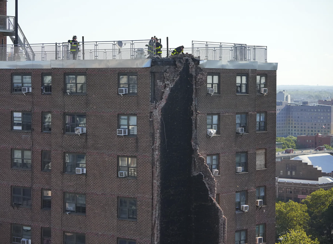 公寓爆炸，被劈开一道巨口！整栋楼摇晃如地震、砖块砸落、居民尖叫逃命（视频/组图） - 2