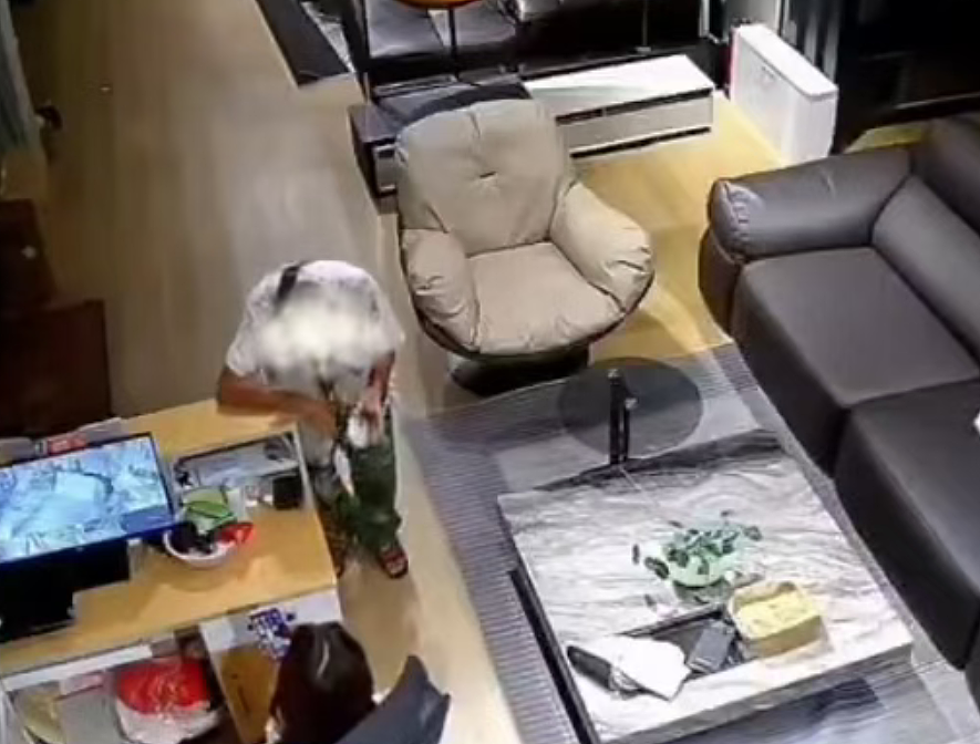 大龄老头重病还坚持扒女护工衣服,1分钟视频疯传这表情太欠打!(视频/组图) - 7