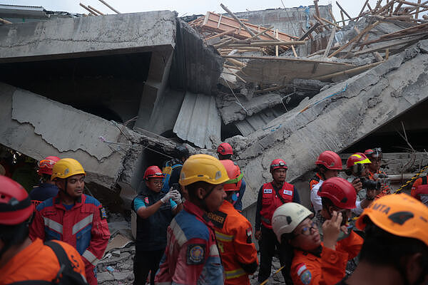 印尼学校坍塌2天！至少3人死亡，91学生仍下落不明（视频/组图） - 3
