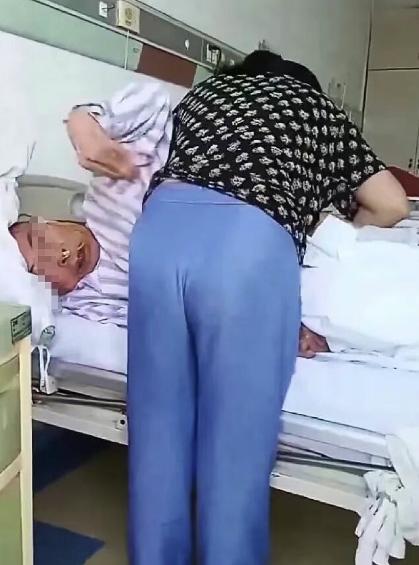 大龄老头重病还坚持扒女护工衣服,1分钟视频疯传这表情太欠打!(视频/组图) - 1