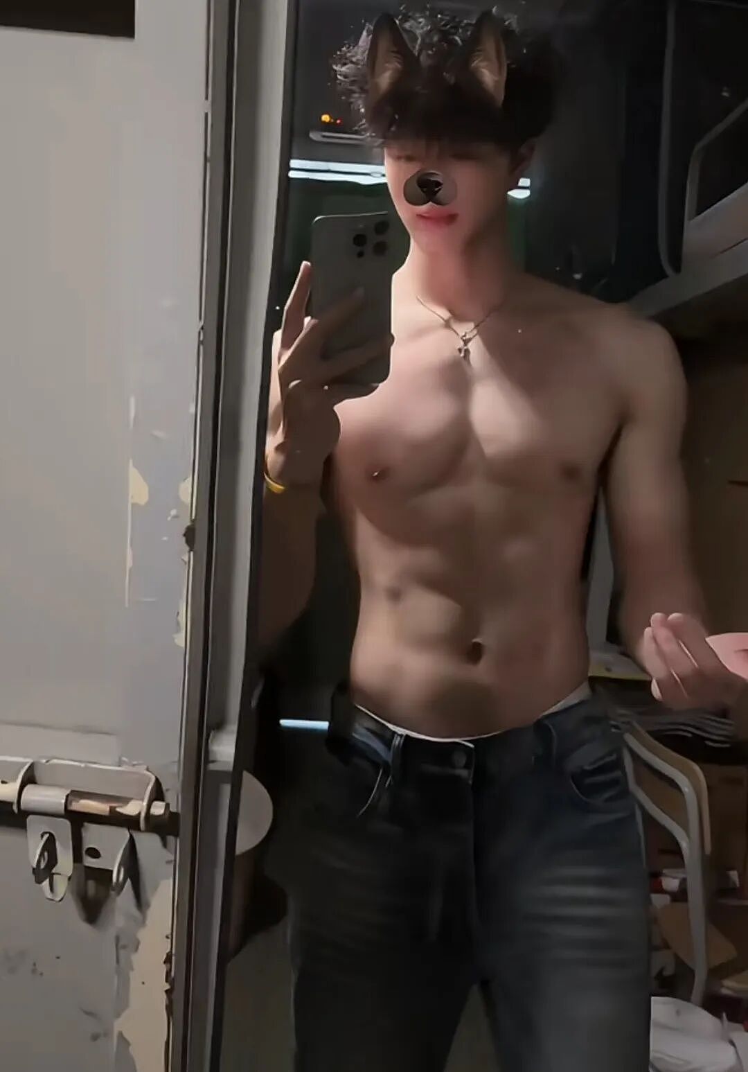 【帅哥】195山东肌肉猛男，eating视角超给力，网友：整个吃掉....（组图） - 15