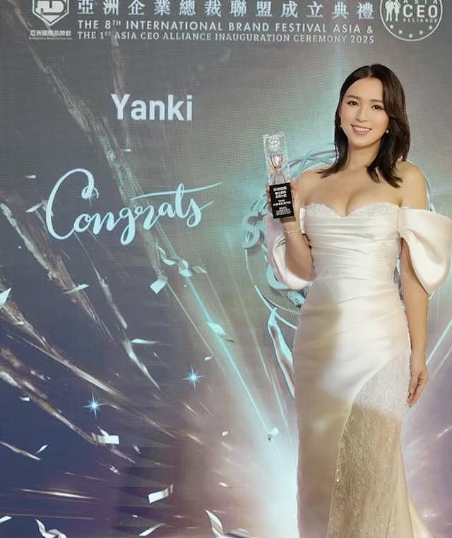 有争议！前TVB女神获美胸大奖晒丰满身材却引负评：以后穿高领（组图） - 4