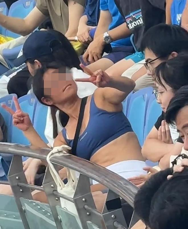 上海网球赛华女球迷疯狂尖叫被抬出场!目击者:她还亮外国护照挑衅安保人员,比赛多次被打断(视频/组图) - 1