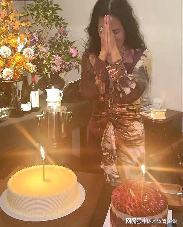 62岁韦唯生日，三个帅气儿子回豪宅为她庆生，如今个个是她的骄傲（组图） - 3