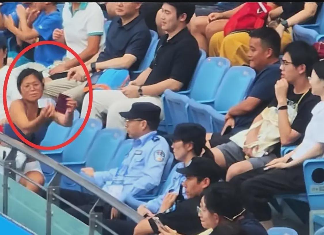 女子大闹网球赛后续：一家三口正脸曝光，其老公身份被扒是个高管（组图） - 5