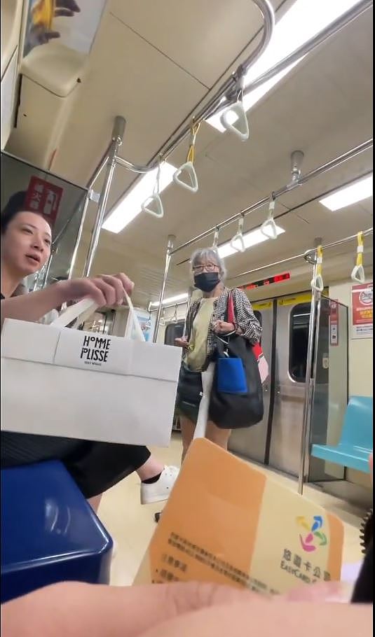 台湾地铁穿裙男踹野蛮阿婆被叫好！阿婆竟是通缉犯（视频/组图） - 5