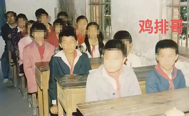“鸡排哥”和家人国庆要出10个摊位，景德镇连夜招十多名大学生上任“鸡排保镖”，学校回应：系当志愿者（组图） - 2