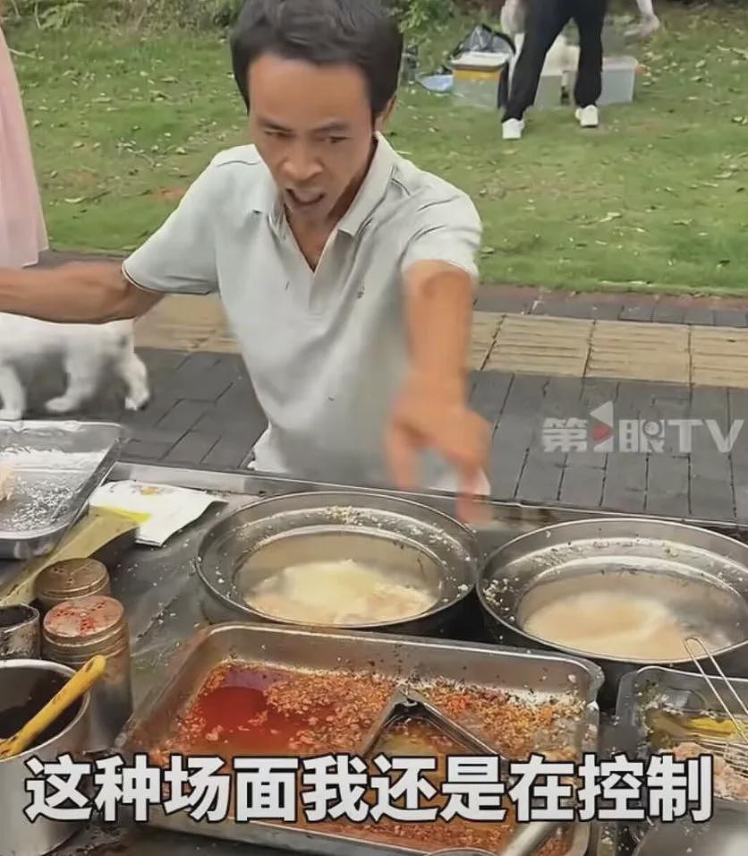 突然爆火！女明星也模仿他？“鸡排哥”成国庆最“忙”的人！有人从上海赶去“追星”：排队3个星期也愿意（组图） - 5