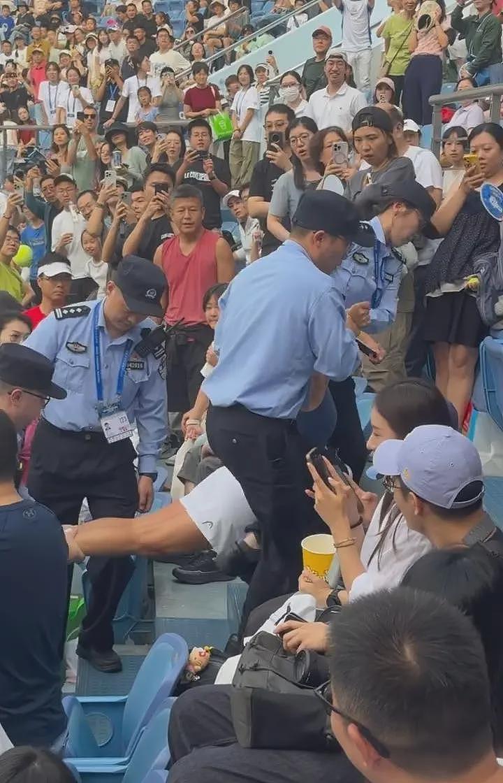 上海网球大师赛女球迷疯狂尖叫被抬出场,目击者:她还亮证挑衅安保人员,比赛多次被打断(组图) - 4