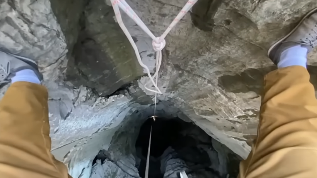 窒息！俄37岁男子独自硬闯世界最深洞穴，却忘带回程装备！悬吊地下1100米8个月才被发现…（组图） - 11