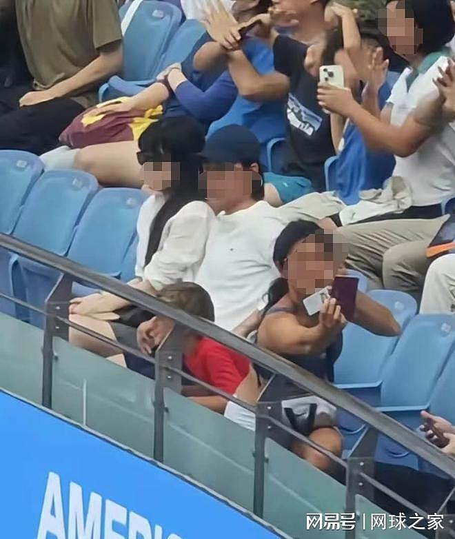 上海网球赛华女球迷疯狂尖叫被抬出场!目击者:她还亮外国护照挑衅安保人员,比赛多次被打断(视频/组图) - 2