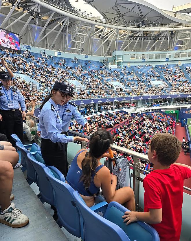 上海网球赛华女球迷疯狂尖叫被抬出场!目击者:她还亮外国护照挑衅安保人员,比赛多次被打断(视频/组图) - 4