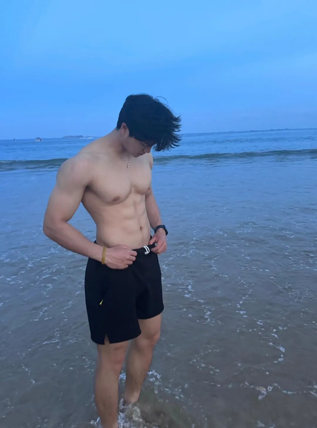 【帅哥】195山东肌肉猛男，eating视角超给力，网友：整个吃掉....（组图） - 1