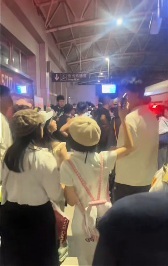 大连地铁发生故障停运1小时，目击者称看到担架和警车，工作人员否认地铁和人相撞（组图） - 1