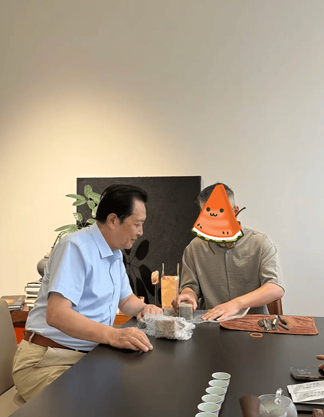 唐国强带妻子会友，夫妻年龄差距明显，壮丽身材丰腴但还是很漂亮（组图） - 3