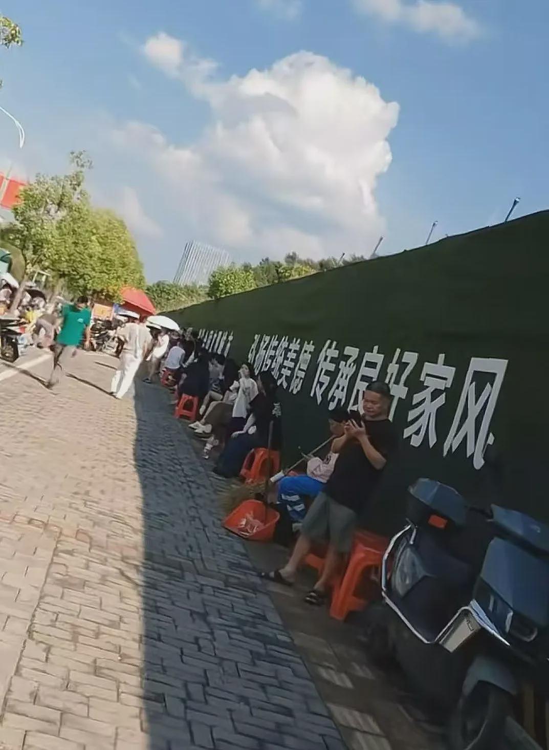 突然爆火！女明星也模仿他？“鸡排哥”成国庆最“忙”的人！有人从上海赶去“追星”：排队3个星期也愿意（组图） - 13
