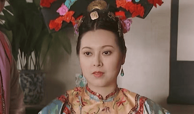 唐国强带妻子会友，夫妻年龄差距明显，壮丽身材丰腴但还是很漂亮（组图） - 5