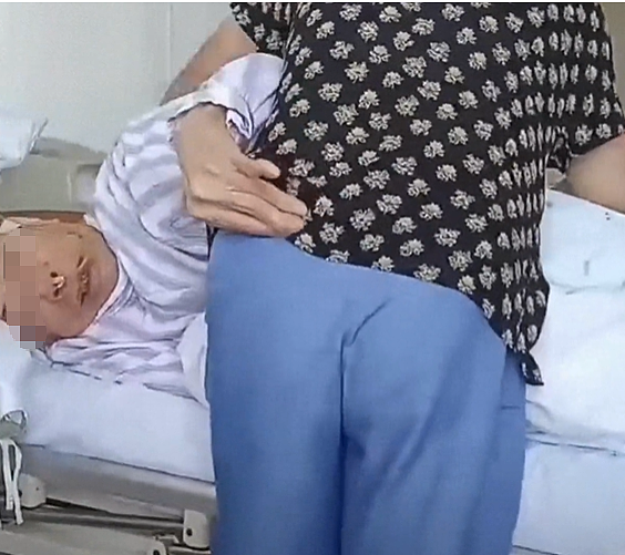 大龄老头重病还坚持扒女护工衣服,1分钟视频疯传这表情太欠打!(视频/组图) - 6