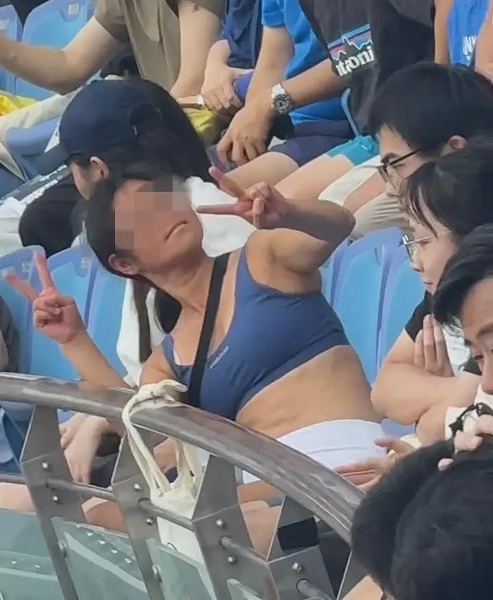 上海网球大师赛女球迷疯狂尖叫被抬出场,目击者:她还亮证挑衅安保人员,比赛多次被打断(组图) - 1