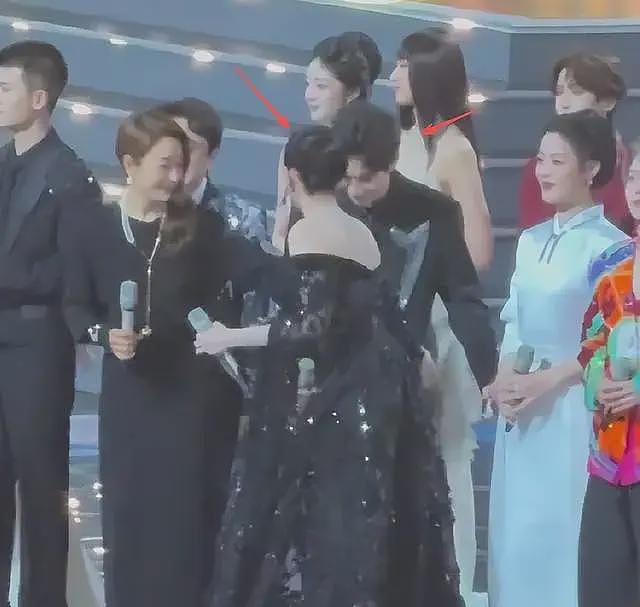 刘惜君评论区沦陷！湾区晚会抢C位打乱众人走位，被吐槽是螃蟹姐（组图） - 17