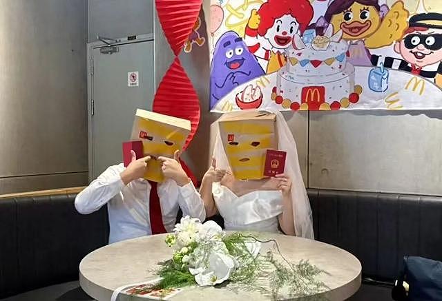 海底捞首单婚宴共55桌近300人参加，亲友：年轻人喜欢，吃得很开心（组图） - 3