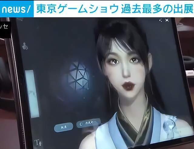 千万粉网红“斜眼狗”火出国门,穿女仆装抛媚眼,老外直呼顶不住(组图) - 9