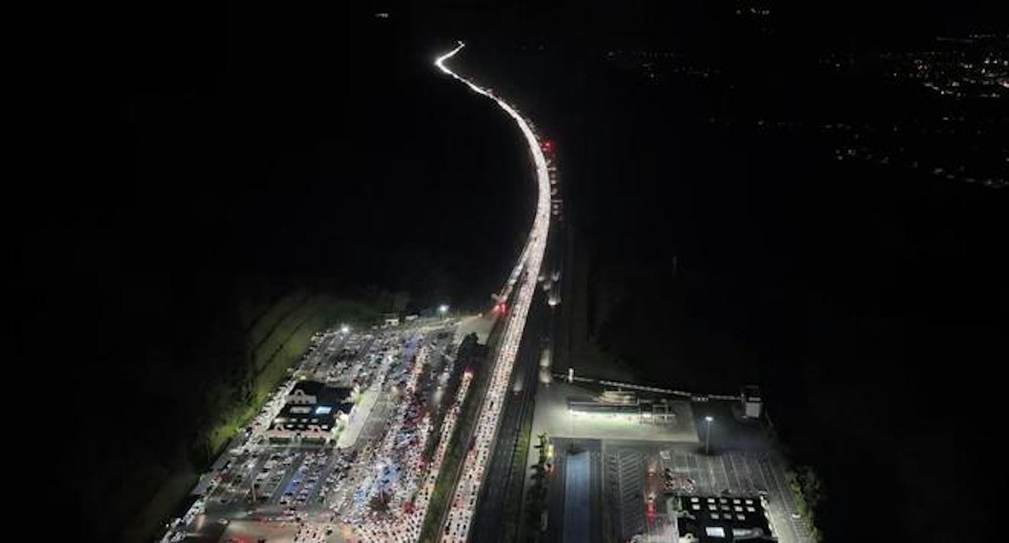 深圳车主15小时没开出广东，高速路塞车画面极震撼（组图） - 2