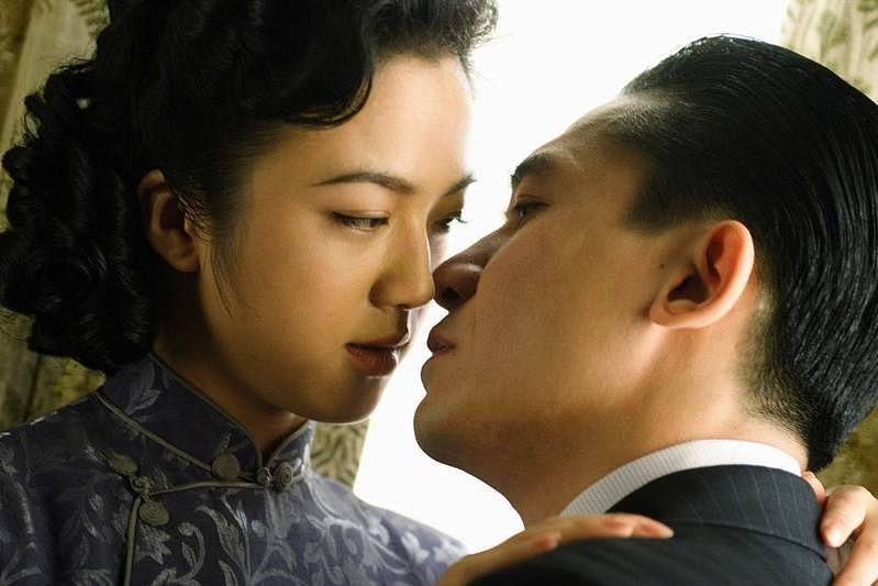 汤唯“色戒”献身梁朝伟，男友崩溃分手，18年后现况曝光（组图） - 1