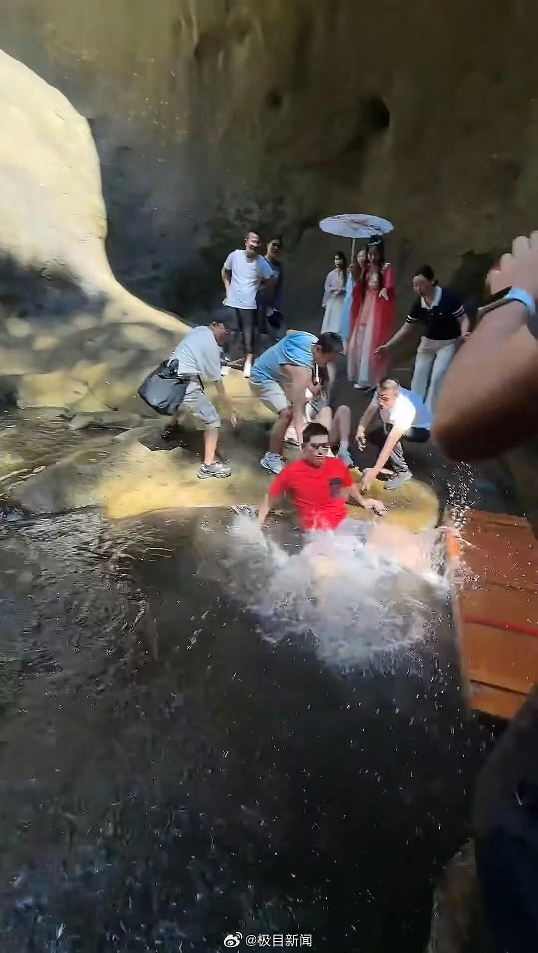 奥运冠军张继科蹲地拍照，下一秒即落水！景区回应：人没事（视频/组图） - 7