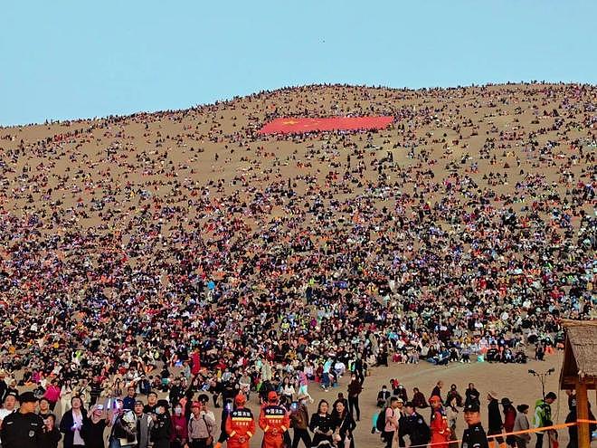 敦煌鸣沙山又双叒叕堵骆驼了,高峰期排队半小时,“游客比沙子还多”,景区:国庆中秋当天限流(组图) - 1