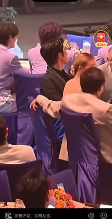 成龙对容祖儿伸咸猪手?视频网上疯传!女方经纪人回应(视频/组图) - 2
