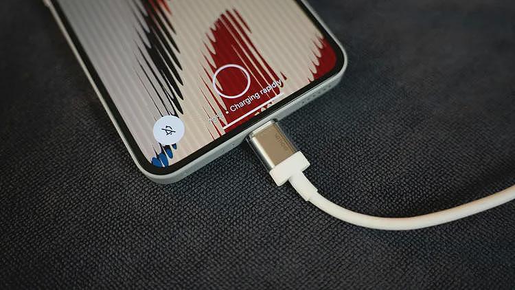 女子泡澡“滑手机边充电”被电死！老公：iPhone说防水却没警语（组图） - 1