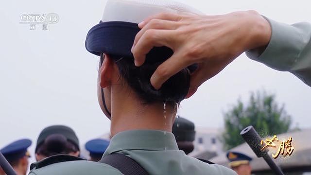 首次披露:九三阅兵式所用刺刀全开刃(组图) - 13