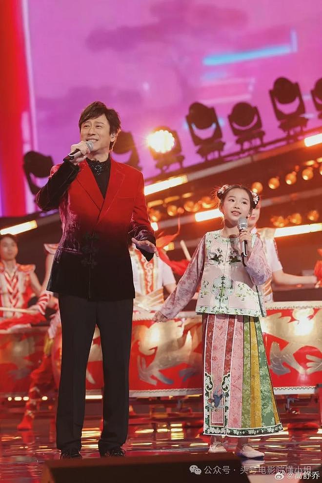 吴京儿子等8娃登杂志封面!星二代批量亮相,被质疑娱乐圈继承制(组图) - 4